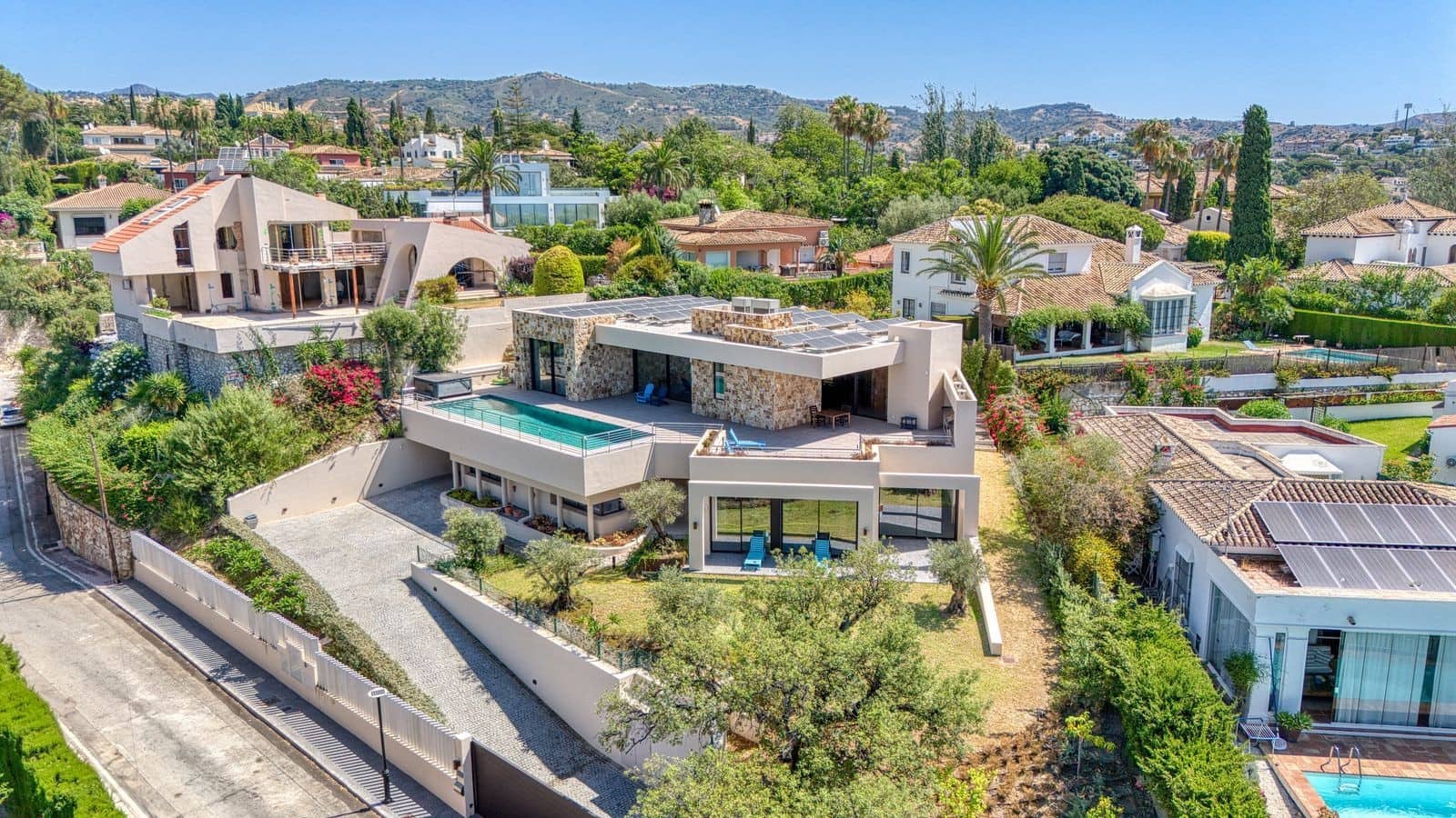 5 bedroom Villa for sale in Marbella with pool garage - € 4,195,000 (Ref: 9824946)