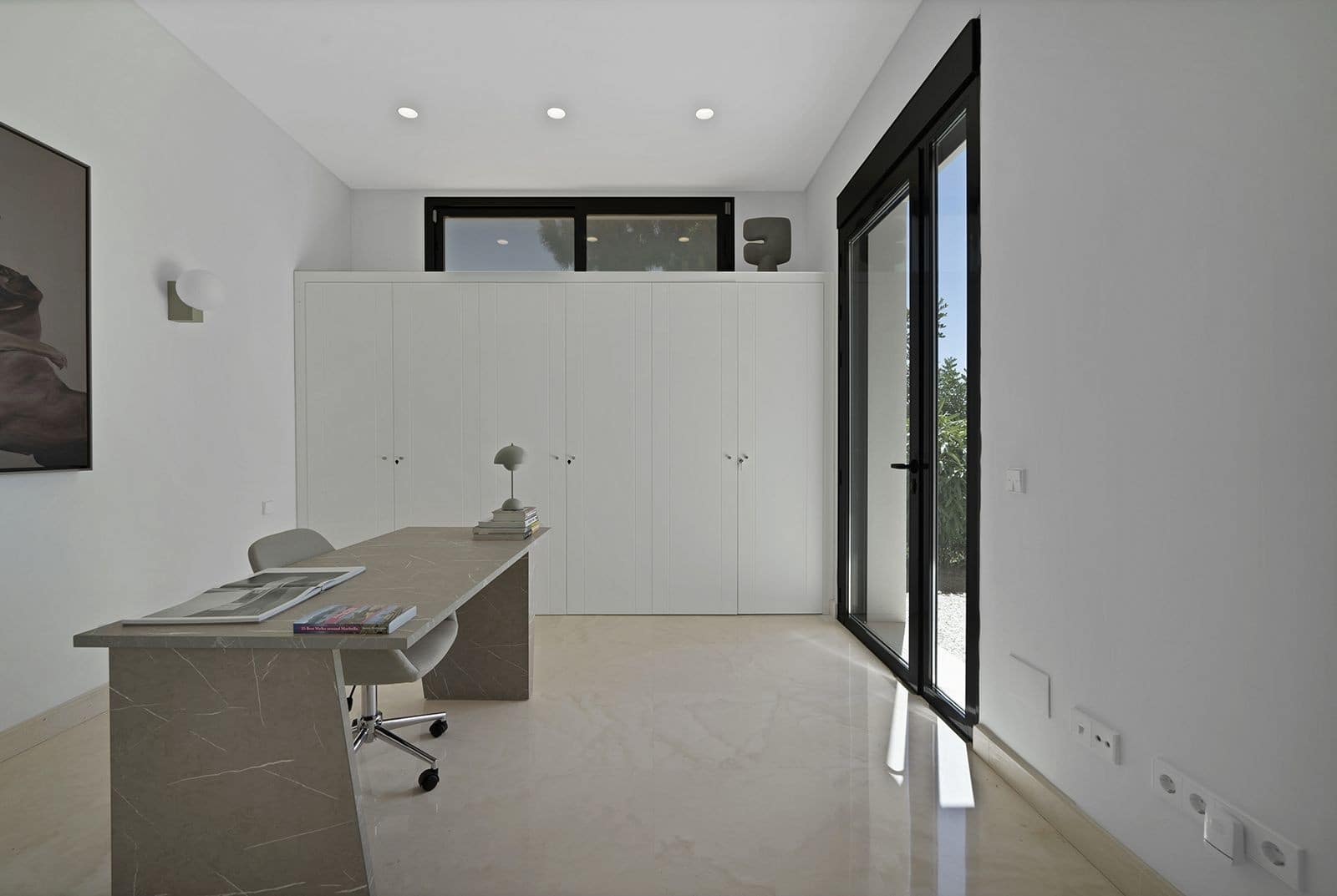 5 bedroom Villa for sale in Benahavis with pool garage - € 3,195,000 (Ref: 9828992)