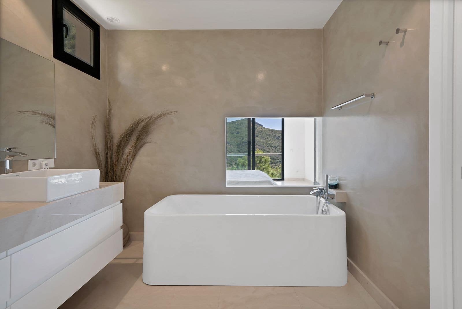 5 bedroom Villa for sale in Benahavis with pool garage - € 3,195,000 (Ref: 9828992)