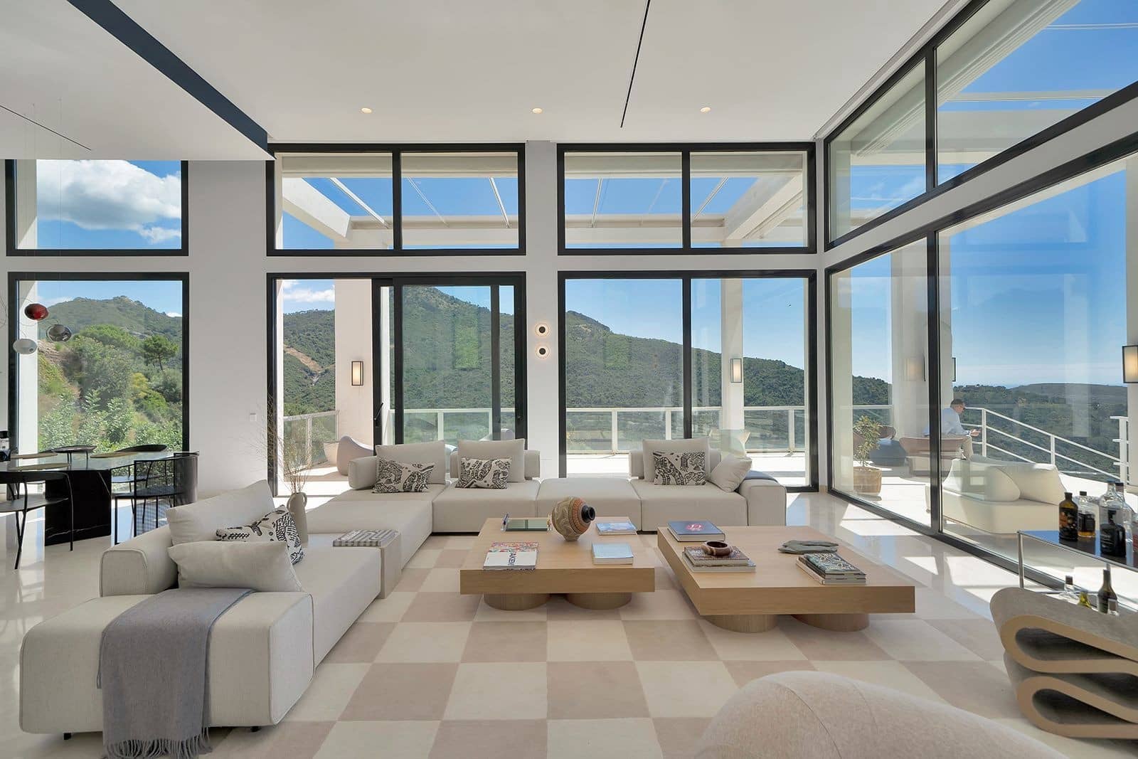 5 bedroom Villa for sale in Benahavis with pool garage - € 3,195,000 (Ref: 9828992)