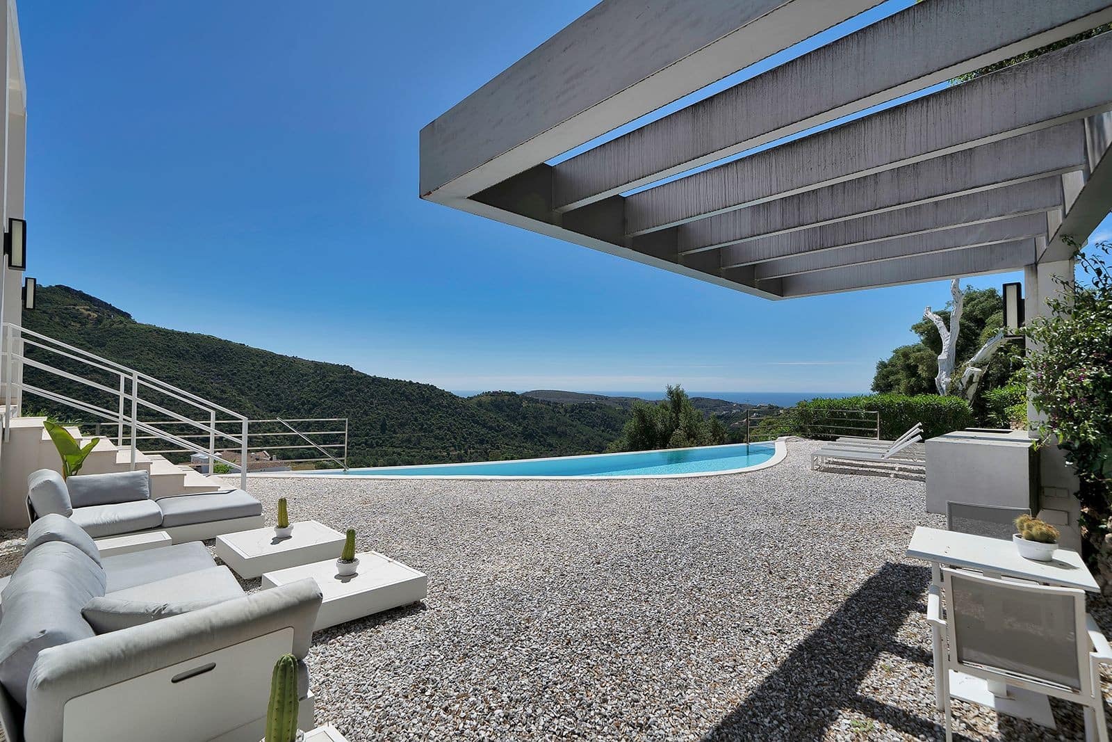 5 bedroom Villa for sale in Benahavis with pool garage - € 3,195,000 (Ref: 9828992)
