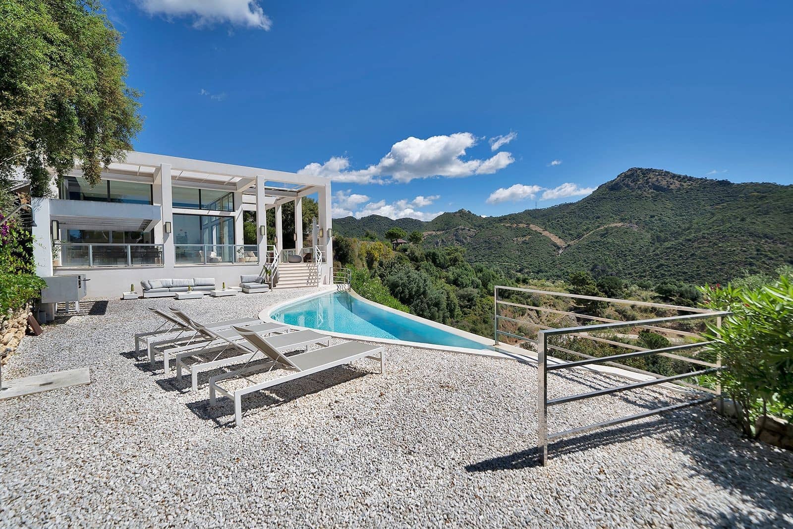 5 bedroom Villa for sale in Benahavis with pool garage - € 3,195,000 (Ref: 9828992)