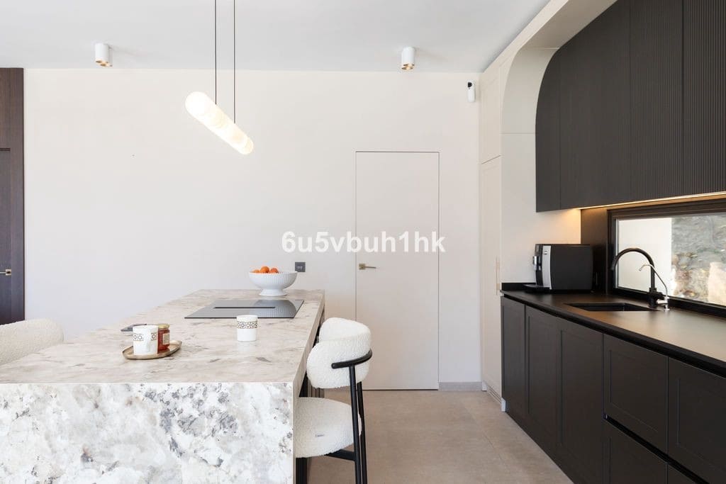 6 makuuhuone Huvila myytävänä paikassa El Paraiso mukana uima-altaan 
autotalli - 2 750 000 € (Ref: 9828993)