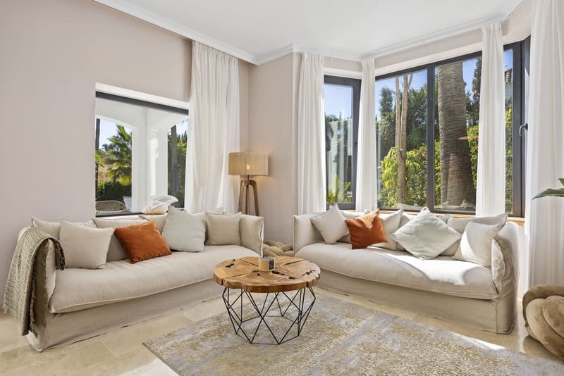 Villa for sale in El Paraiso with pool garage - € 1,998,000 (Ref: 9828994)