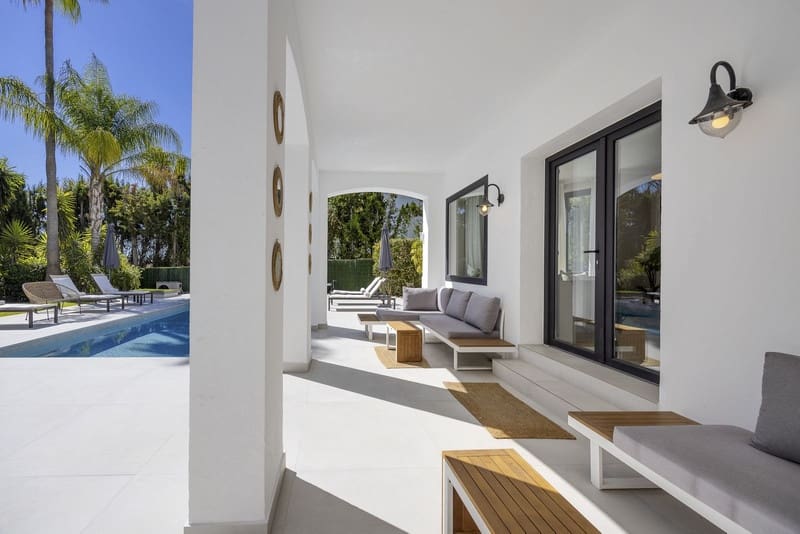 Villa for sale in El Paraiso with pool garage - € 1,998,000 (Ref: 9828994)