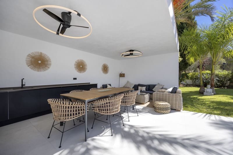 Villa for sale in El Paraiso with pool garage - € 1,998,000 (Ref: 9828994)