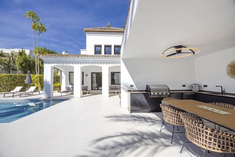 Villa for sale in El Paraiso with pool garage - € 1,998,000 (Ref: 9828994)