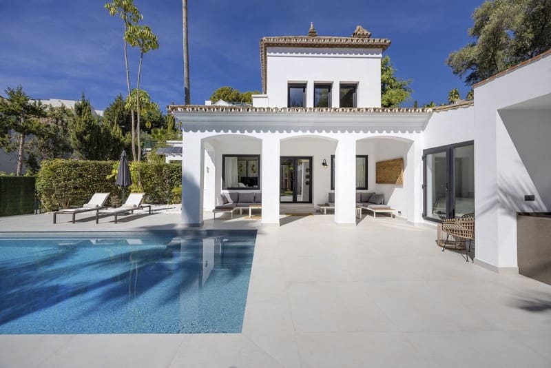 Villa for sale in El Paraiso with pool garage - € 1,998,000 (Ref: 9828994)