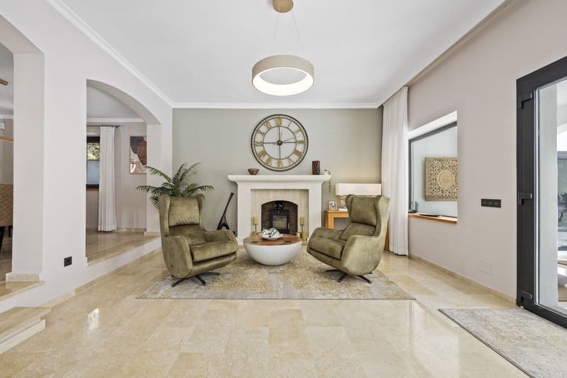 Villa for sale in El Paraiso with pool garage - € 1,998,000 (Ref: 9828994)