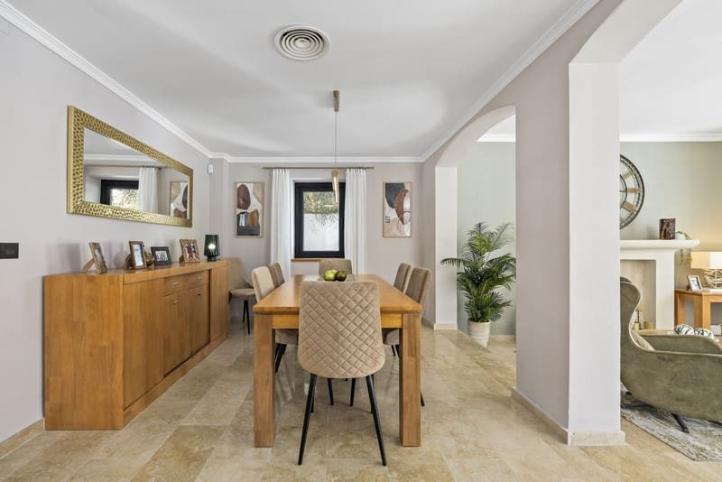 Villa for sale in El Paraiso with pool garage - € 1,998,000 (Ref: 9828994)