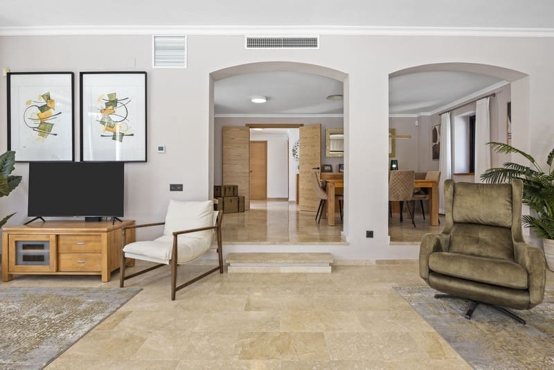 Villa for sale in El Paraiso with pool garage - € 1,998,000 (Ref: 9828994)