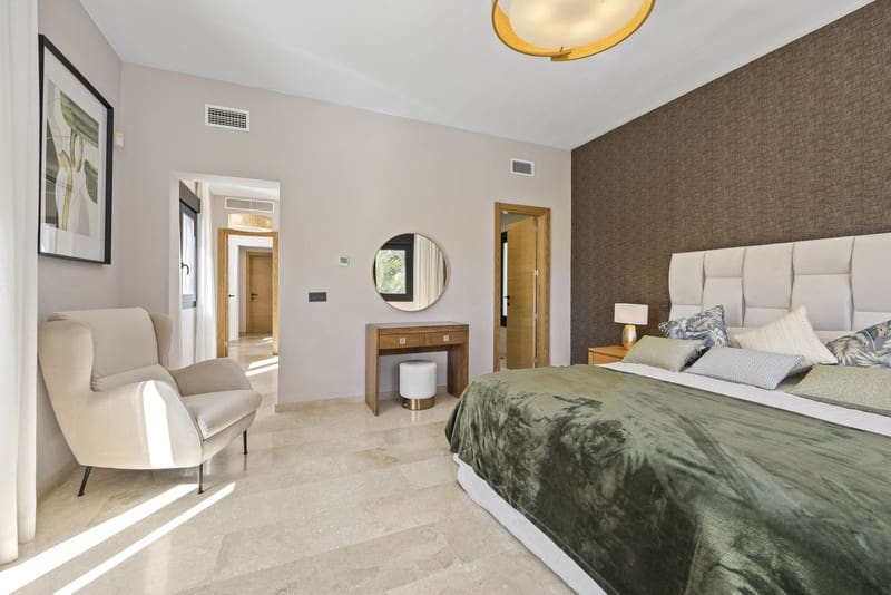 Villa for sale in El Paraiso with pool garage - € 1,998,000 (Ref: 9828994)