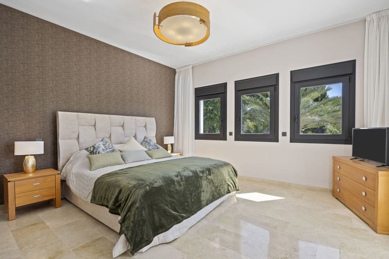 Villa for sale in El Paraiso with pool garage - € 1,998,000 (Ref: 9828994)