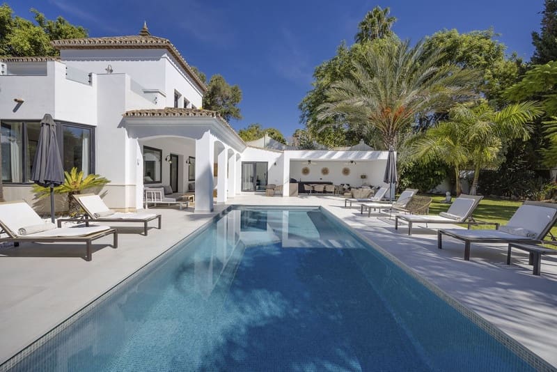 Villa for sale in El Paraiso with pool garage - € 1,998,000 (Ref: 9828994)