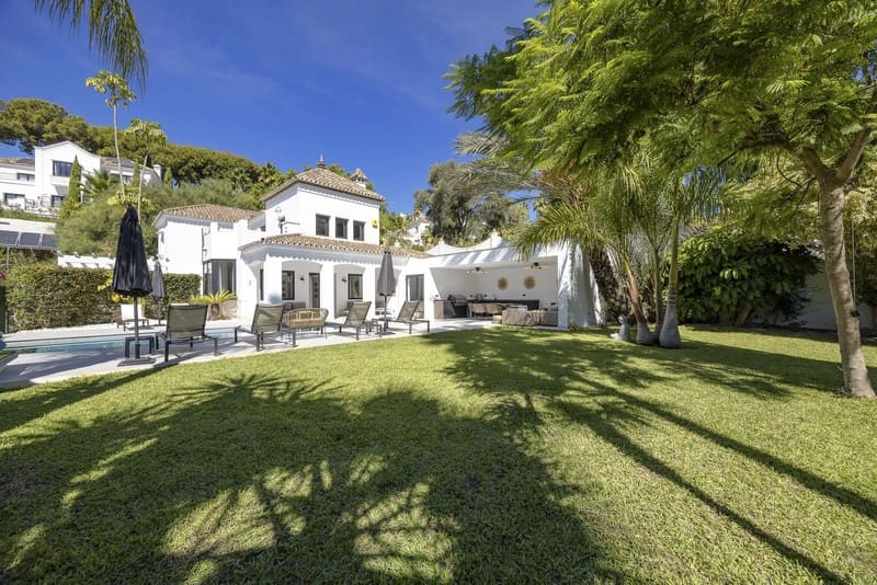 Villa for sale in El Paraiso with pool garage - € 1,998,000 (Ref: 9828994)