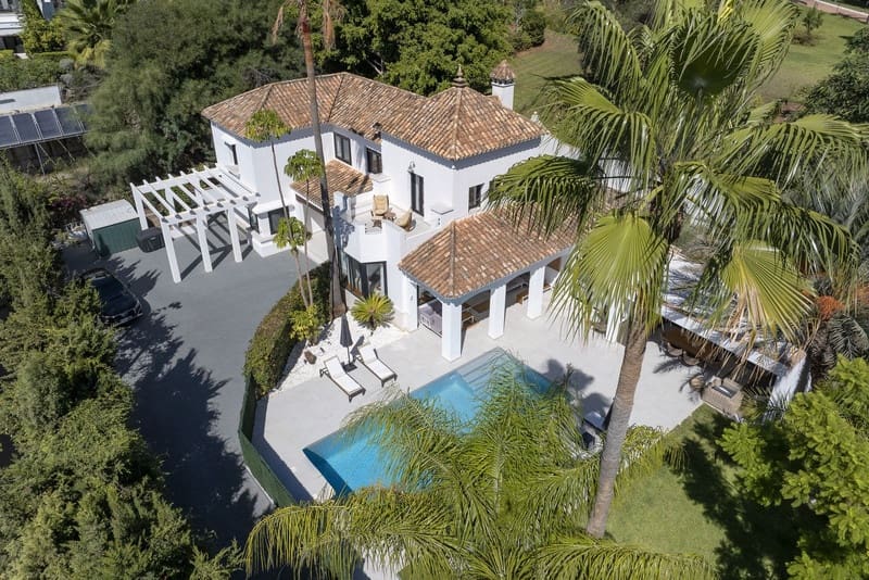 Villa for sale in El Paraiso with pool garage - € 1,998,000 (Ref: 9828994)