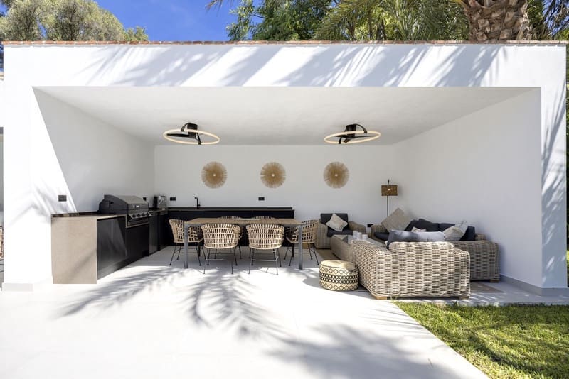 Villa for sale in El Paraiso with pool garage - € 1,998,000 (Ref: 9828994)