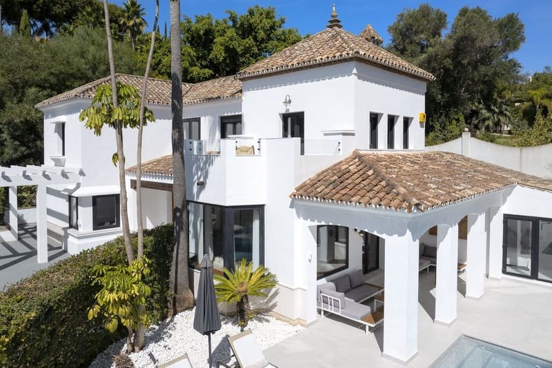 Villa for sale in El Paraiso with pool garage - € 1,998,000 (Ref: 9828994)