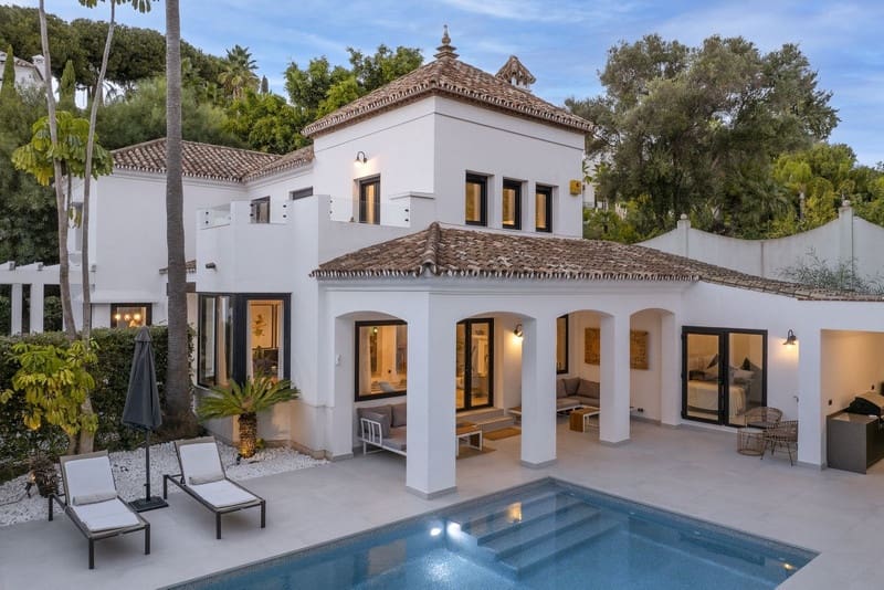 Villa for sale in El Paraiso with pool garage - € 1,998,000 (Ref: 9828994)