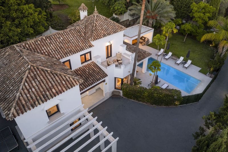 Villa for sale in El Paraiso with pool garage - € 1,998,000 (Ref: 9828994)