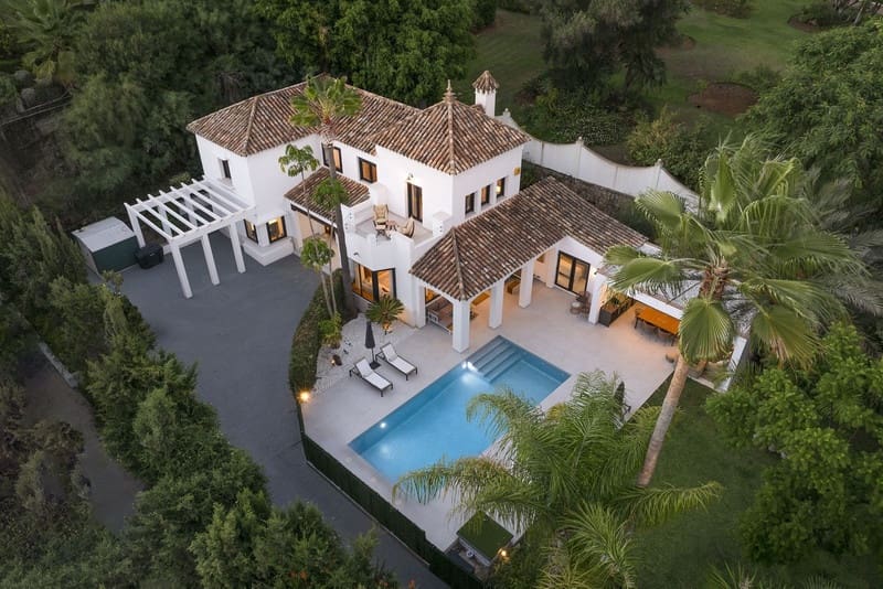 Villa for sale in El Paraiso with pool garage - € 1,998,000 (Ref: 9828994)
