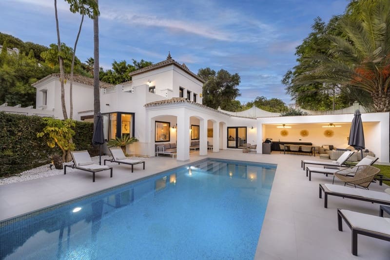 Villa for sale in El Paraiso with pool garage - € 1,998,000 (Ref: 9828994)