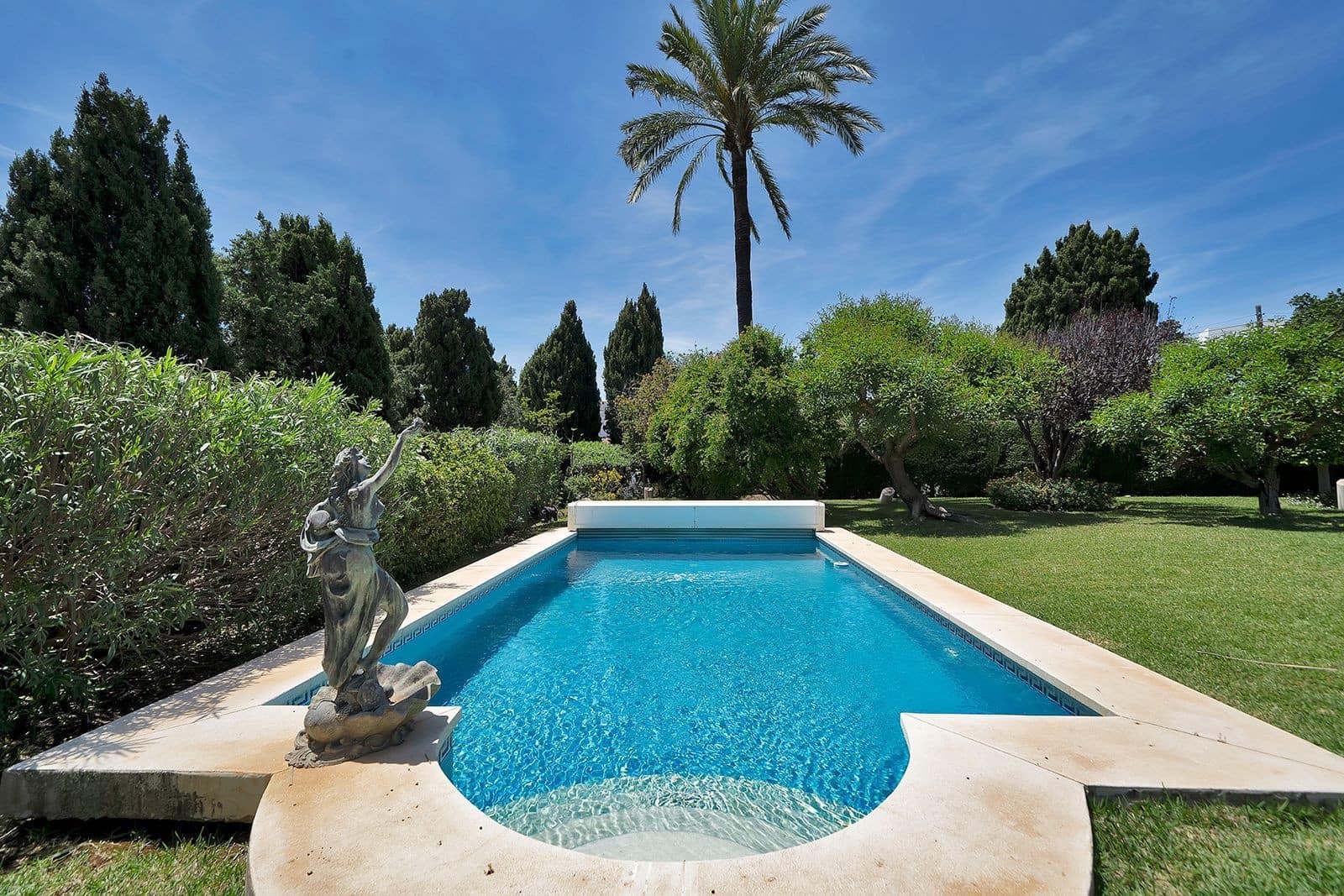 4 Zimmer Villa zu verkaufen in El Paraiso mit Pool Garage - 1.750.000 € (Ref: 9849266)