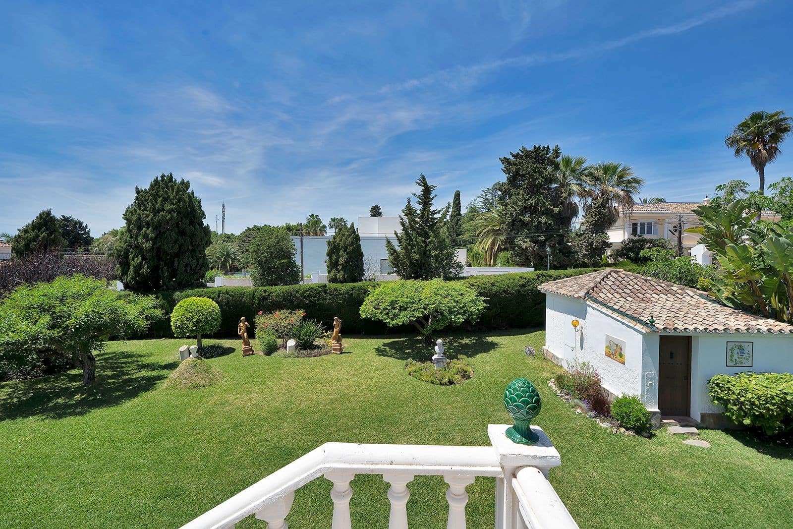 4 Zimmer Villa zu verkaufen in El Paraiso mit Pool Garage - 1.750.000 € (Ref: 9849266)