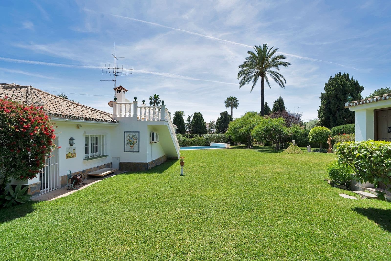 4 Zimmer Villa zu verkaufen in El Paraiso mit Pool Garage - 1.750.000 € (Ref: 9849266)