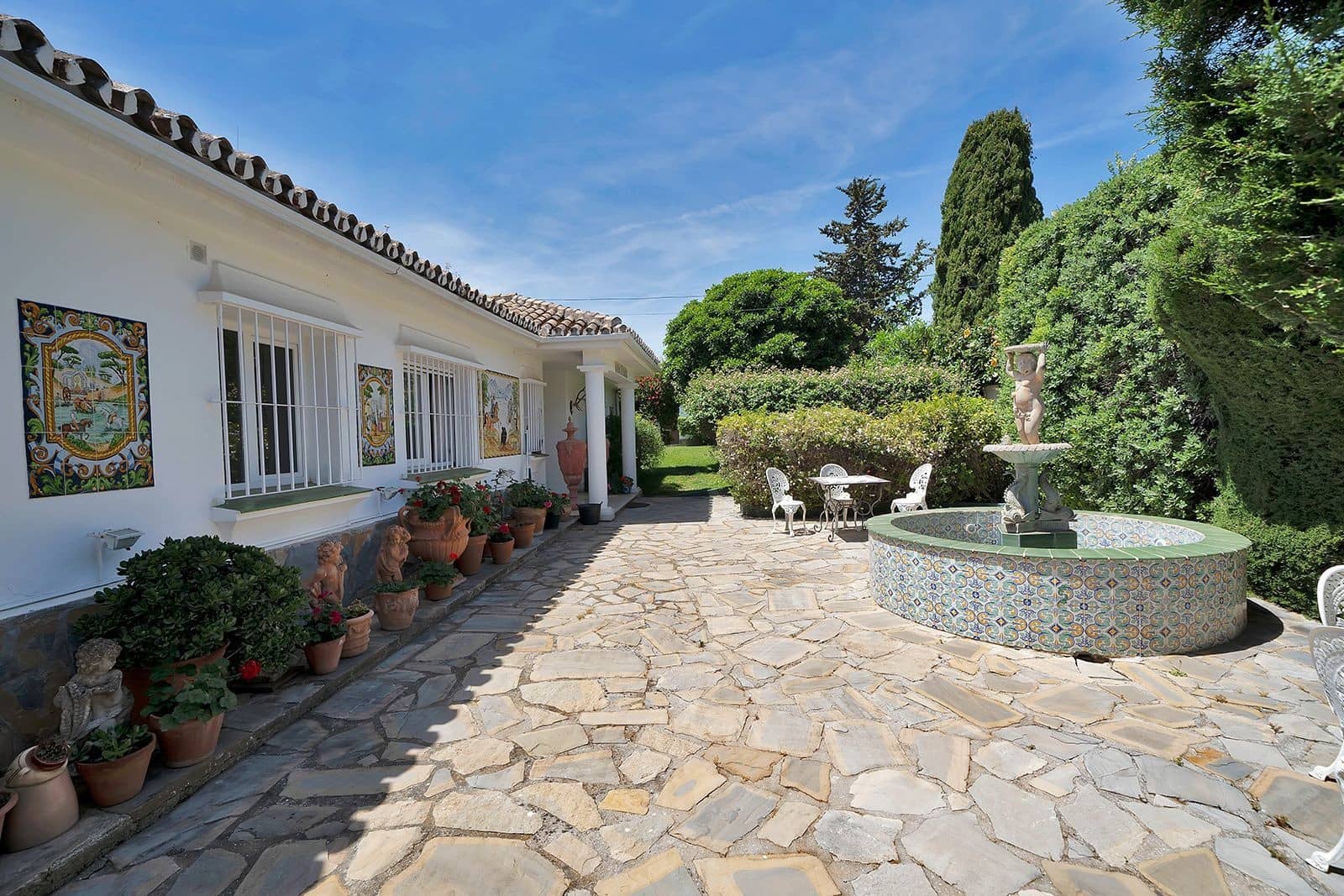 4 Zimmer Villa zu verkaufen in El Paraiso mit Pool Garage - 1.750.000 € (Ref: 9849266)