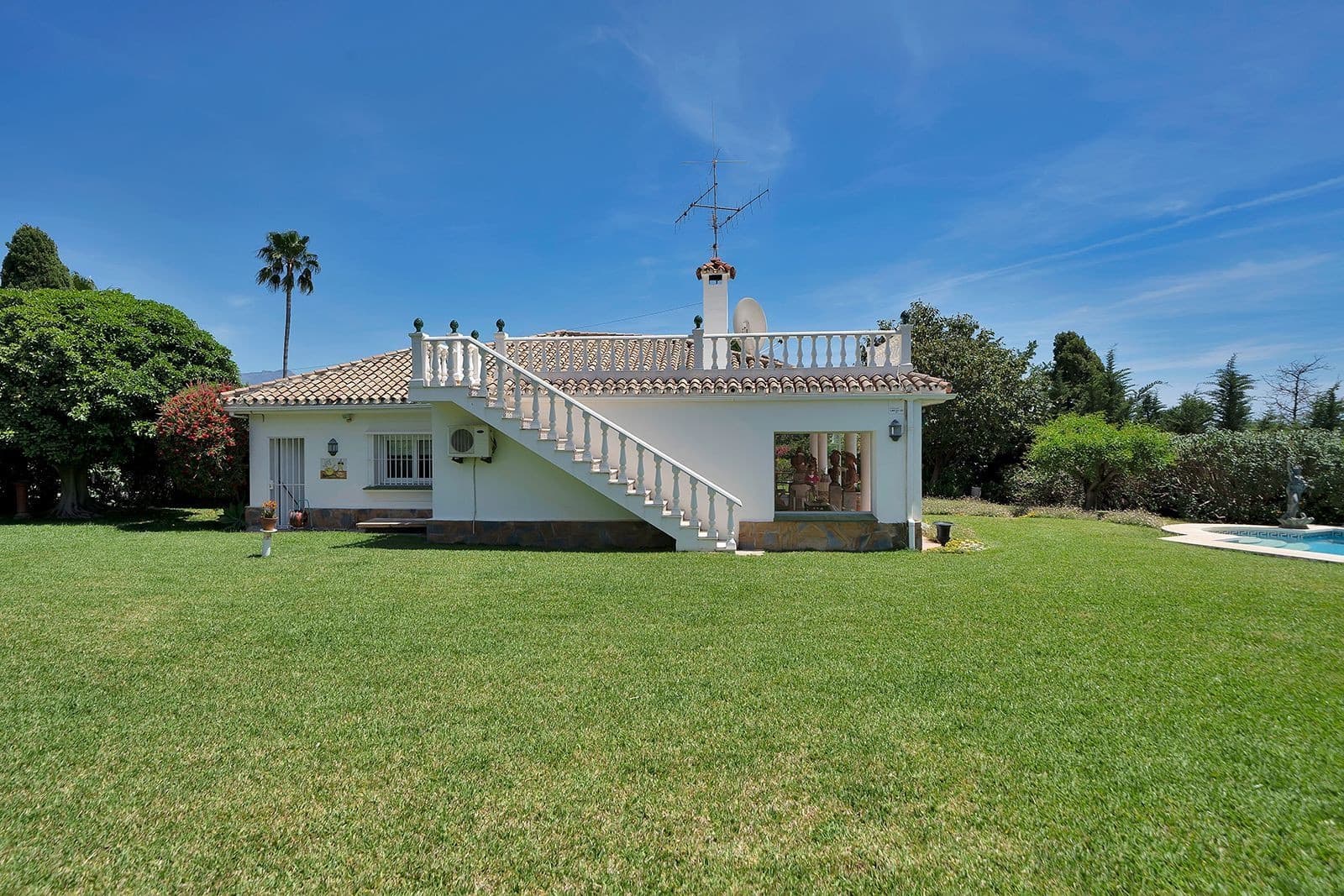 4 Zimmer Villa zu verkaufen in El Paraiso mit Pool Garage - 1.750.000 € (Ref: 9849266)