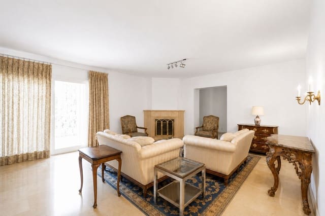 4 makuuhuone Huvila myytävänä paikassa El Paraiso, Estepona mukana uima-altaan 
autotalli - 1 750 000 € (Ref: 9849266)