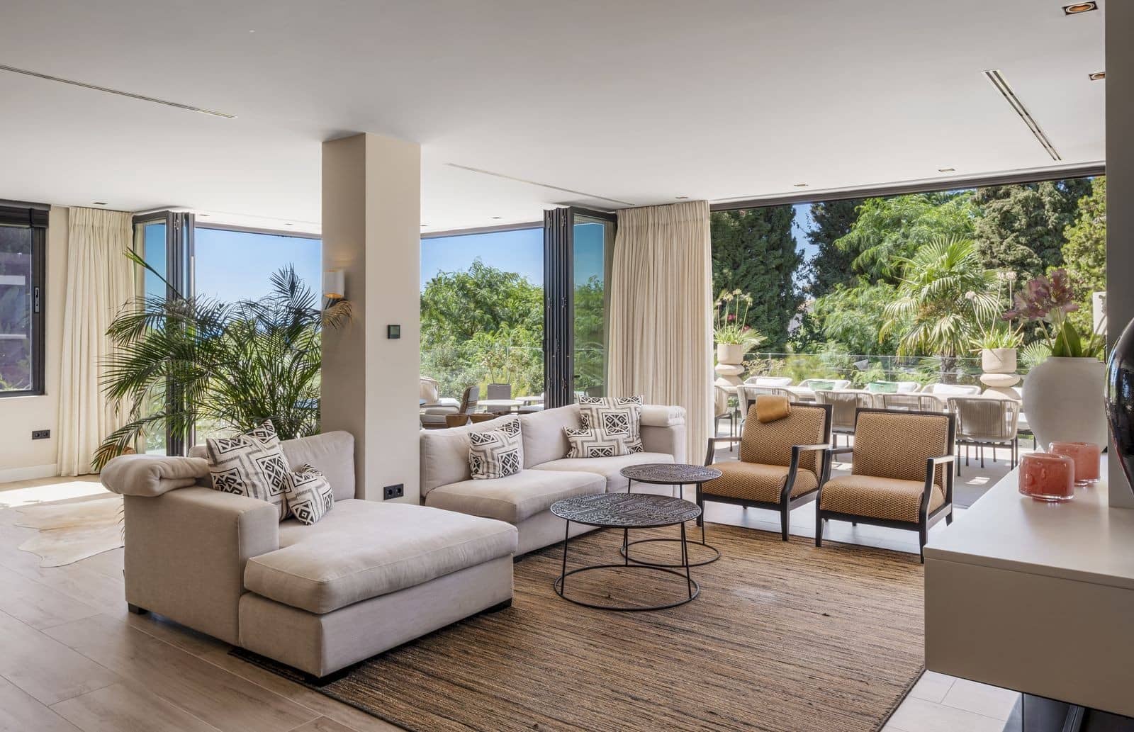 4 bedroom Villa for sale in Marbella with pool garage - € 3,695,000 (Ref: 9851512)