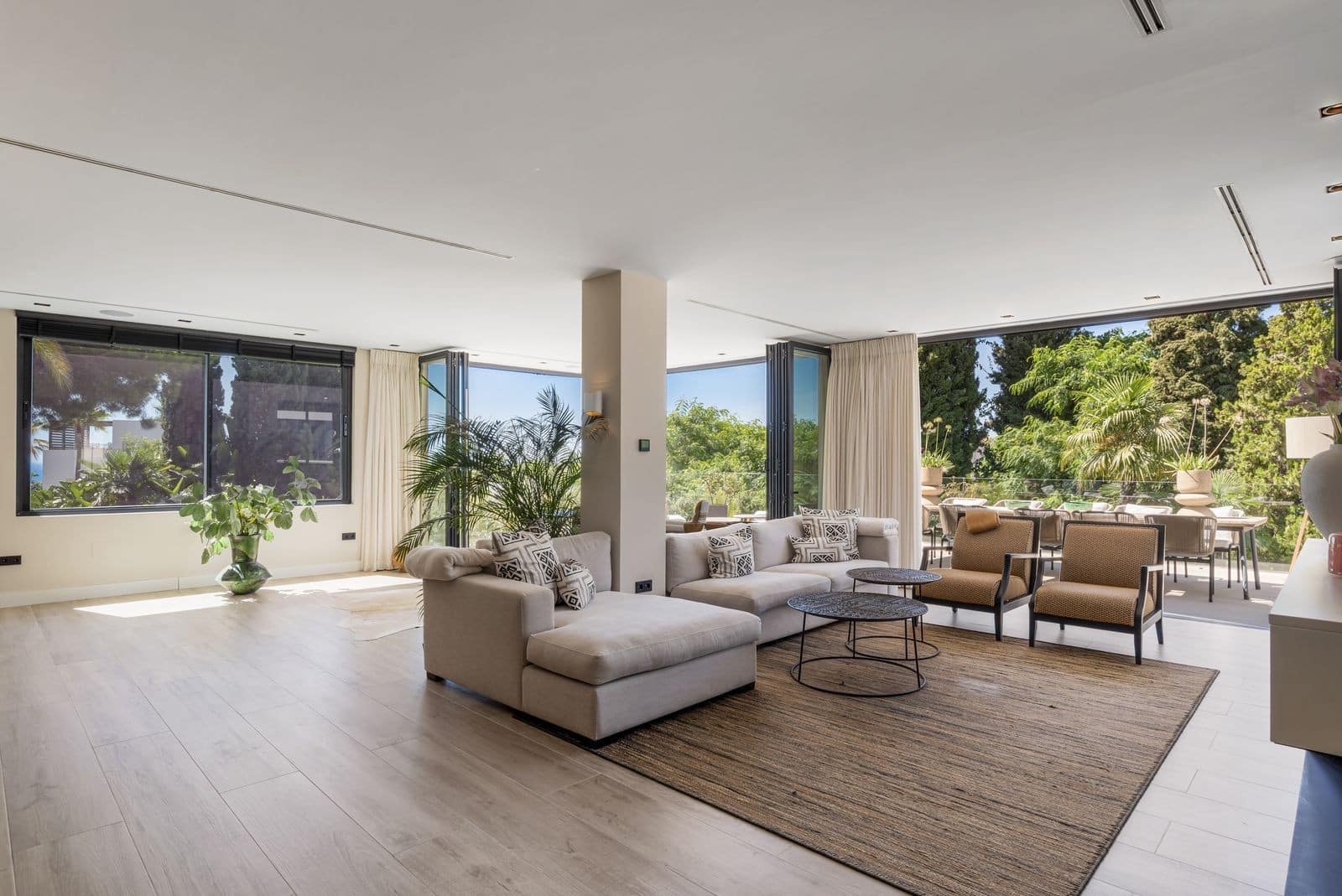 4 bedroom Villa for sale in Marbella with pool garage - € 3,695,000 (Ref: 9851512)