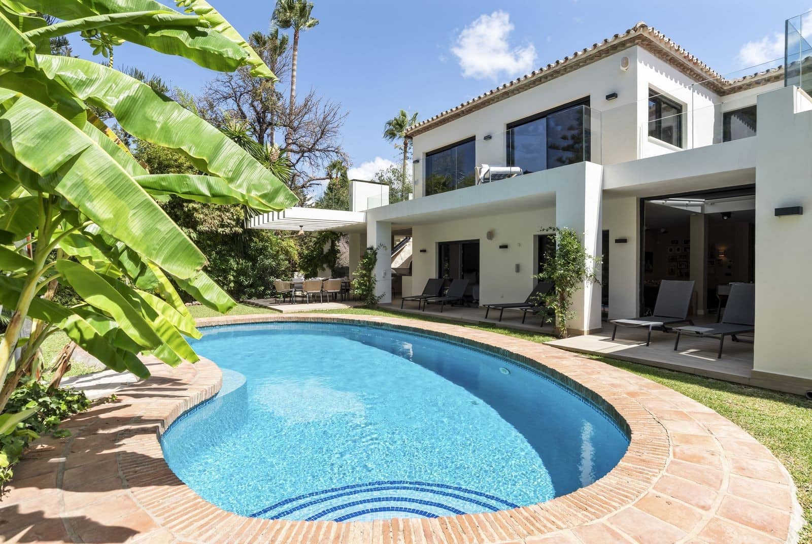 4 bedroom Villa for sale in Marbella with pool garage - € 3,695,000 (Ref: 9851512)