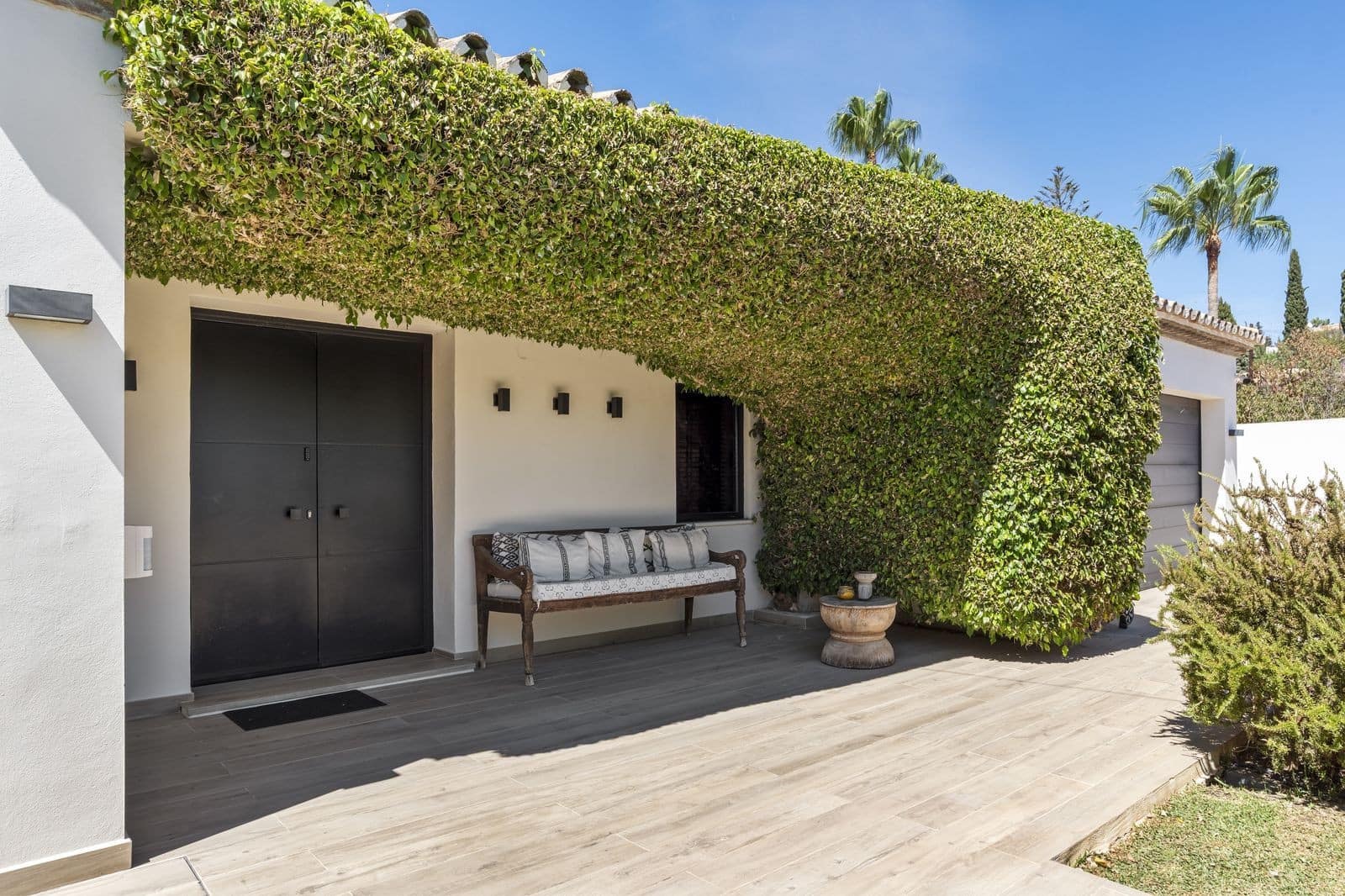 4 bedroom Villa for sale in Marbella with pool garage - € 3,695,000 (Ref: 9851512)