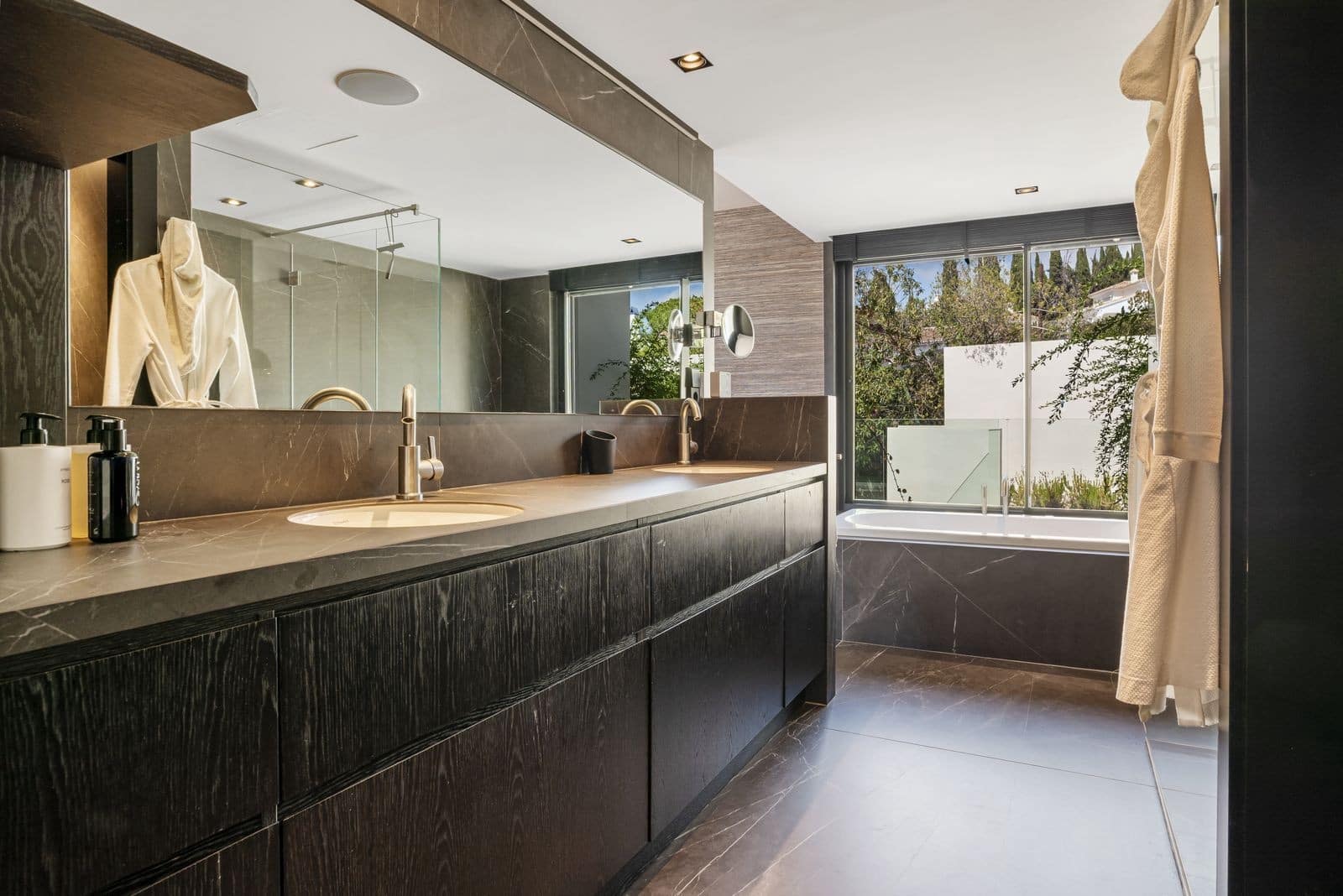 4 bedroom Villa for sale in Marbella with pool garage - € 3,695,000 (Ref: 9851512)