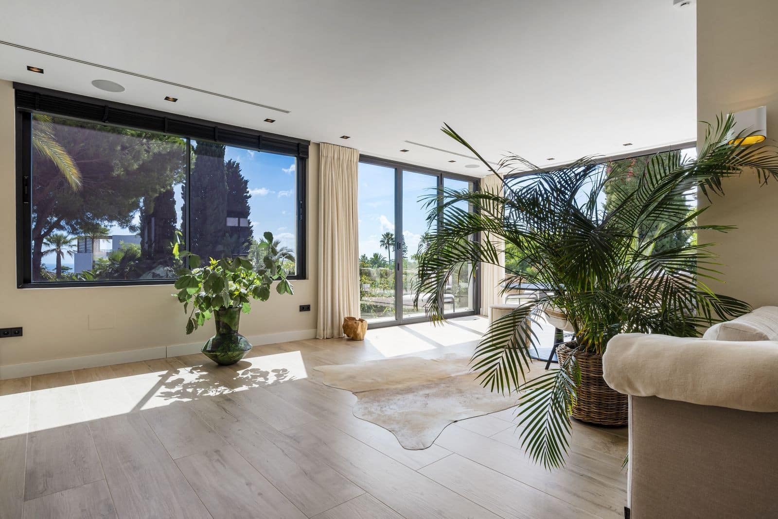 4 bedroom Villa for sale in Marbella with pool garage - € 3,695,000 (Ref: 9851512)
