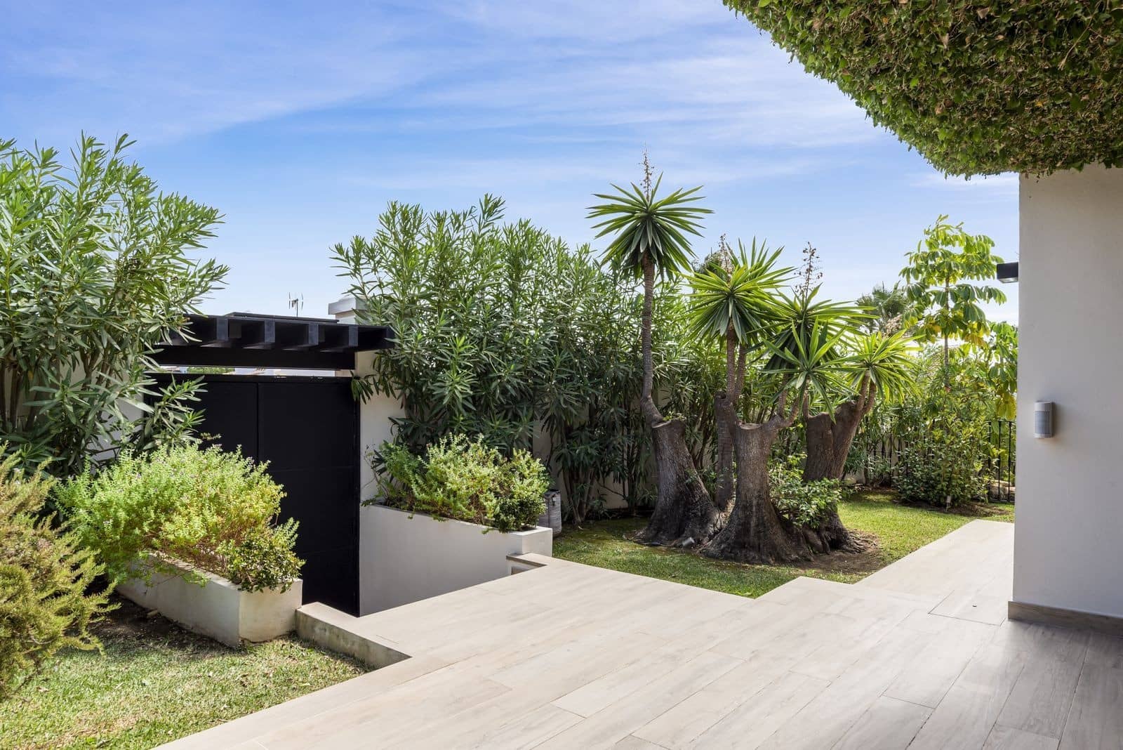 4 bedroom Villa for sale in Marbella with pool garage - € 3,695,000 (Ref: 9851512)