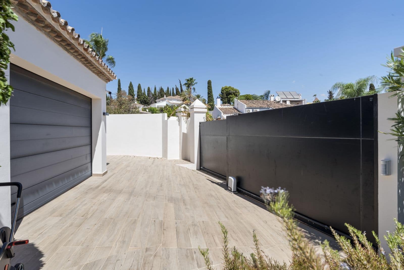 4 bedroom Villa for sale in Marbella with pool garage - € 3,695,000 (Ref: 9851512)