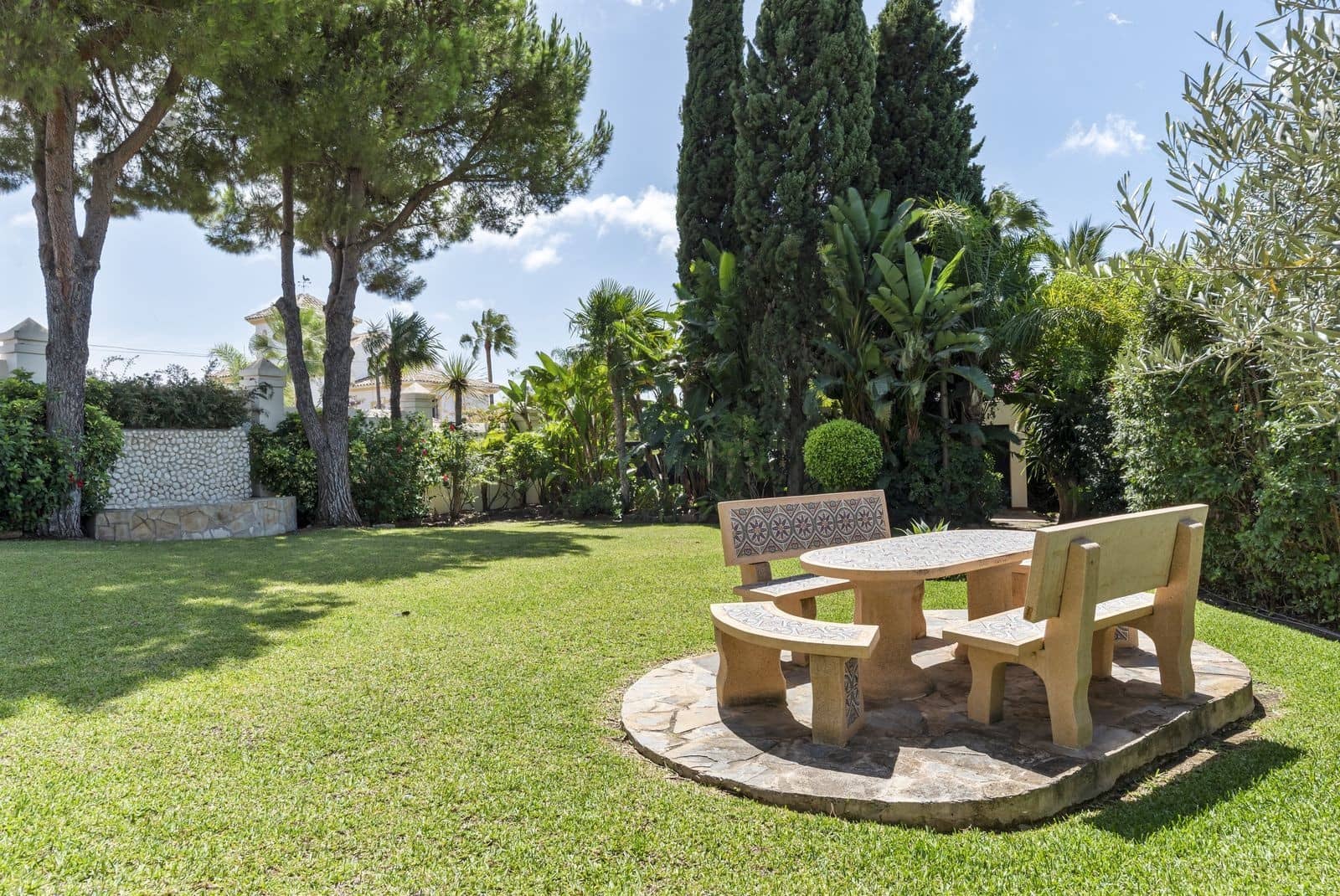 4 bedroom Villa for sale in Marbella with pool garage - € 3,695,000 (Ref: 9851512)