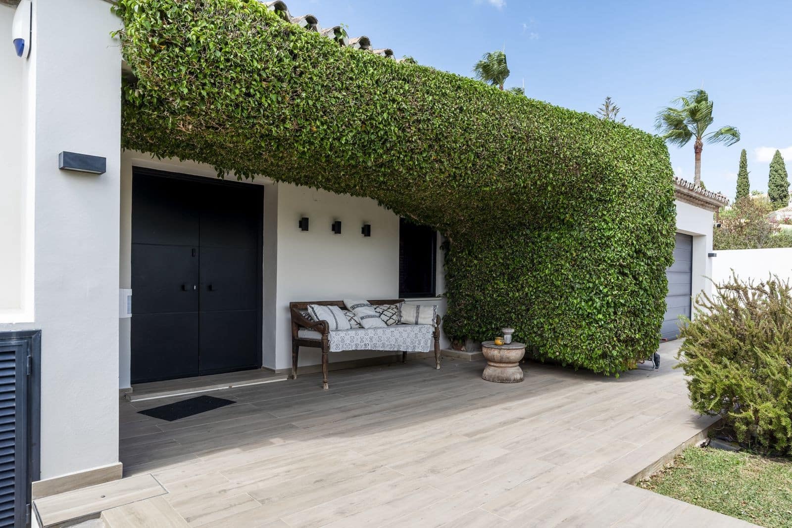4 bedroom Villa for sale in Marbella with pool garage - € 3,695,000 (Ref: 9851512)