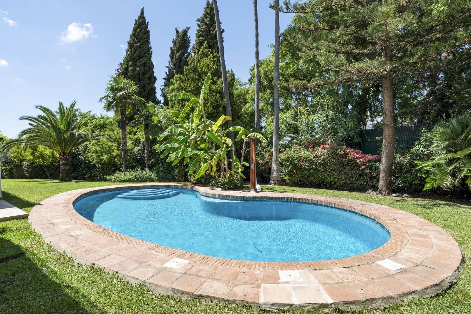 4 bedroom Villa for sale in Marbella with pool garage - € 3,695,000 (Ref: 9851512)