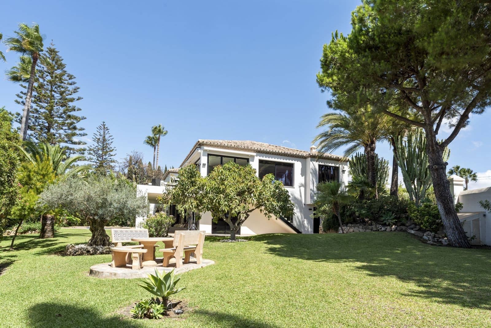 4 bedroom Villa for sale in Marbella with pool garage - € 3,695,000 (Ref: 9851512)