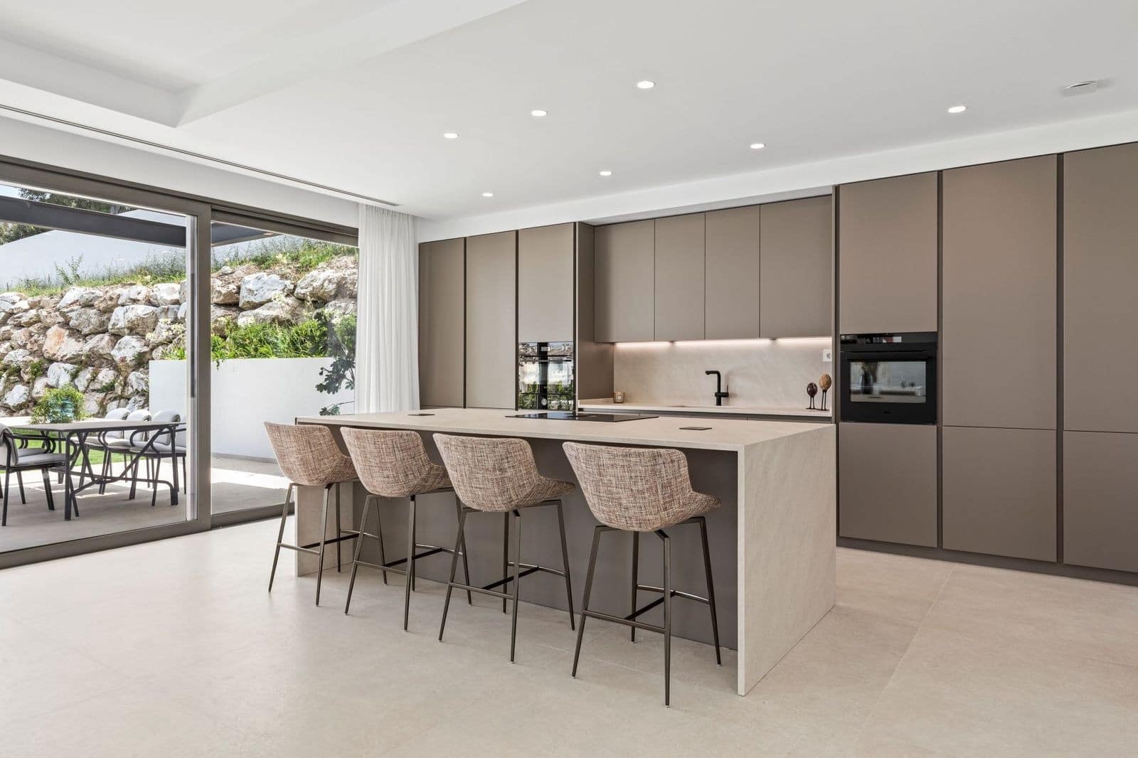 6 bedroom Villa for sale in Benahavis with pool garage - € 2,950,000 (Ref: 9855341)