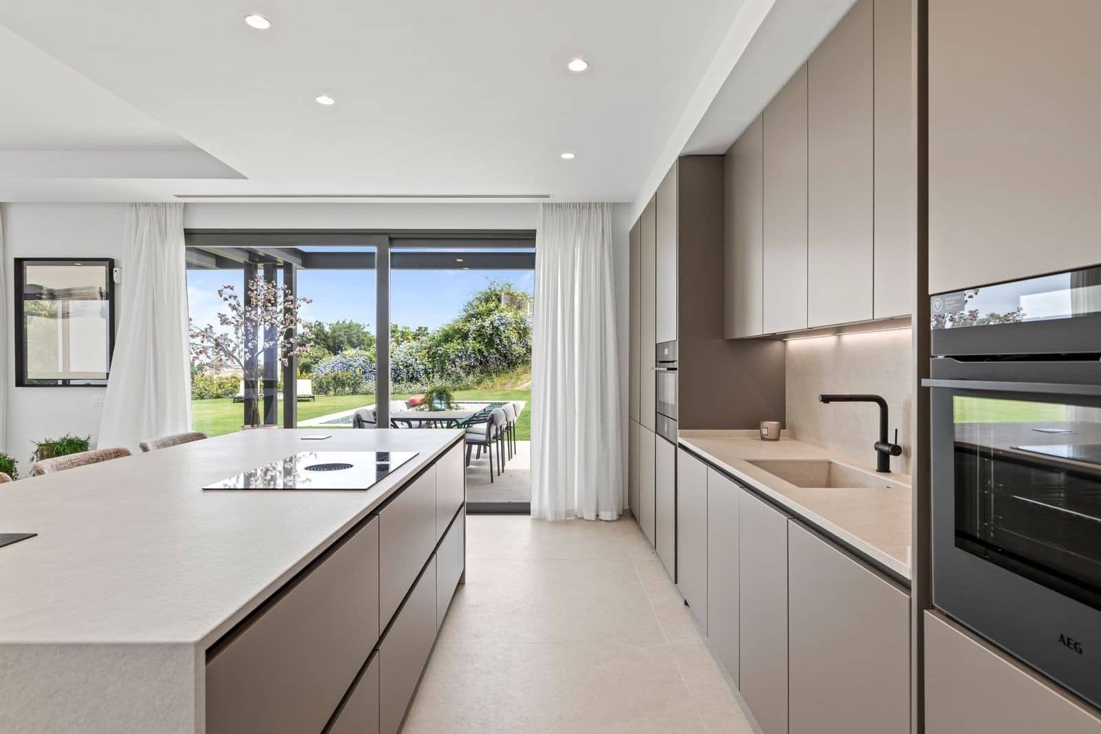 6 bedroom Villa for sale in Benahavis with pool garage - € 2,950,000 (Ref: 9855341)
