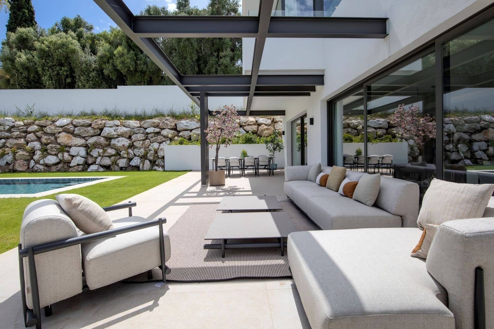 6 bedroom Villa for sale in Benahavis with pool garage - € 2,950,000 (Ref: 9855341)