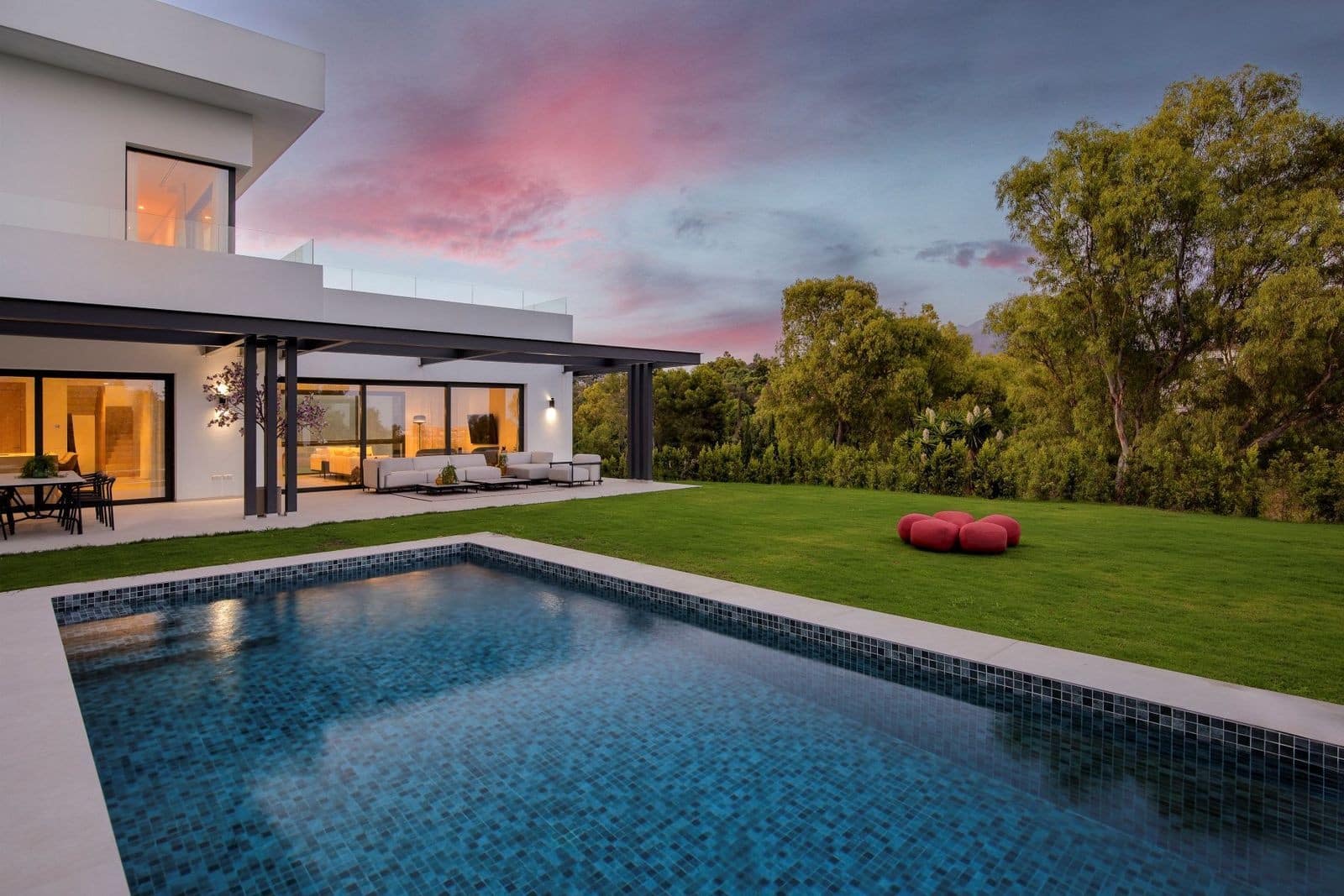 6 bedroom Villa for sale in Benahavis with pool garage - € 2,950,000 (Ref: 9855341)
