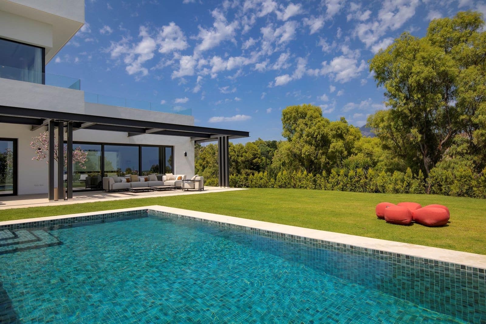 6 bedroom Villa for sale in Benahavis with pool garage - € 2,950,000 (Ref: 9855341)
