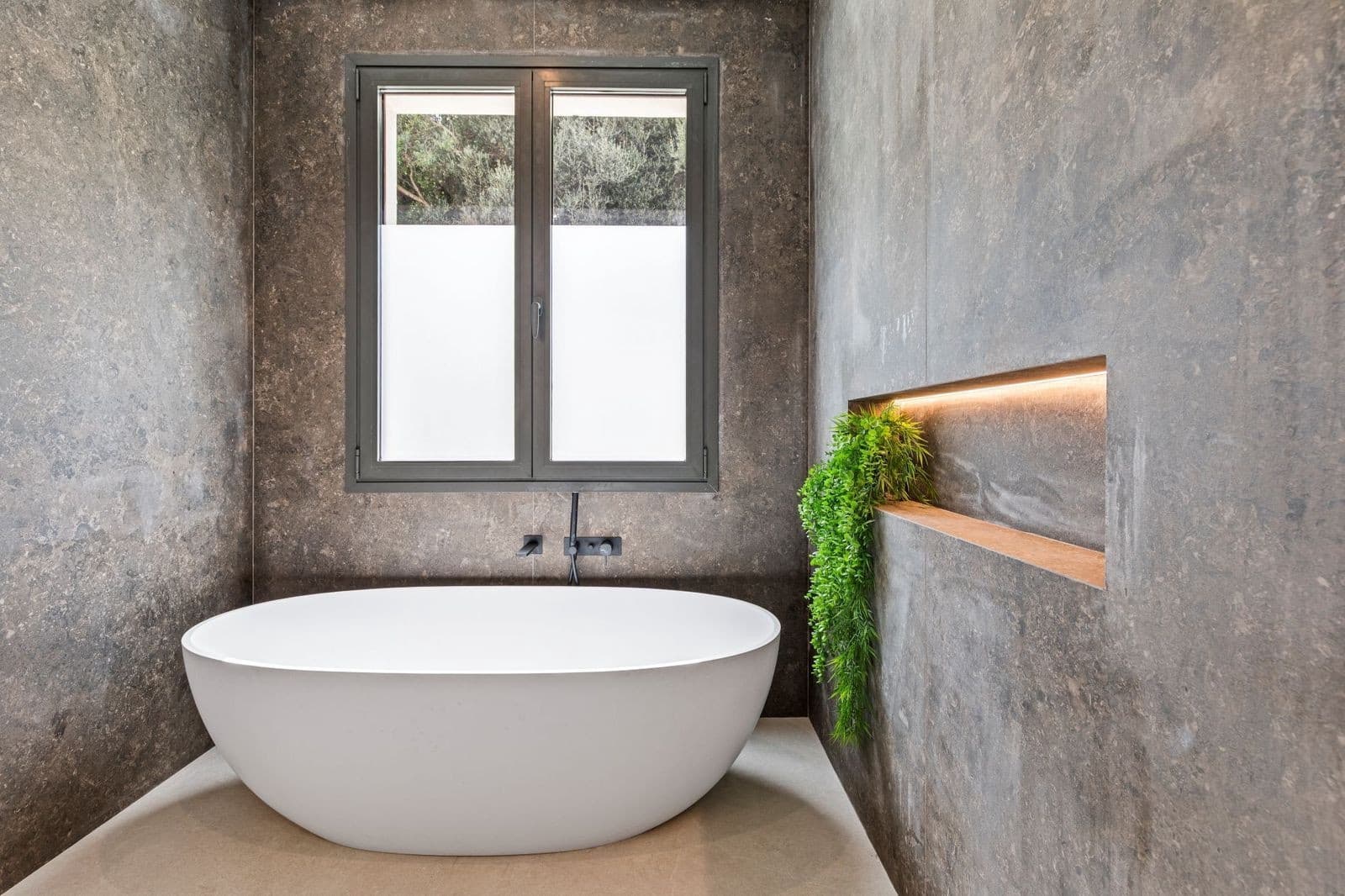 6 bedroom Villa for sale in Benahavis with pool garage - € 2,950,000 (Ref: 9855341)